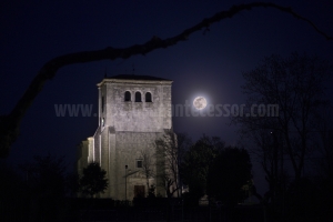 Iglesia de VIllanueva de Río Ubierna (Burgos) con luna llena trasera