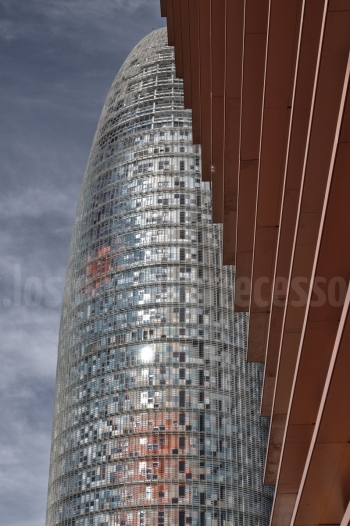 La Torre Agbar seccionada por la Casa Asia (Barcelona)