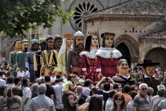 Gigantones y Gigantillos durante la fiesta del Curpillos en Burgos (España)