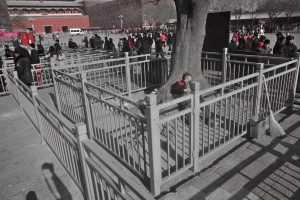 Barrendero descansando apaciblemente en la entrada de la Ciudad Prohibida de Pekín