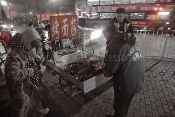 Puesto callejero de comida china en Pekin