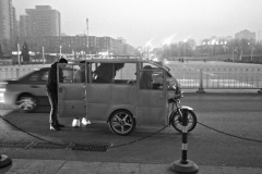 Los taxis convertidos en motocicletas con cabina cerrada son un clásico de Pekín