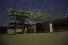 Entrada a los yacimientos de Atapuerca con estrellas en el cielo en movimiento