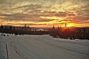 Vista del valle congelado con la unica luz del dia cerca del hotel Lapland Pallas en el norte de Finlandia