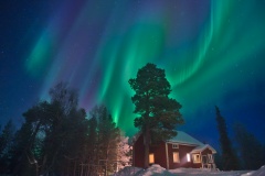 Aurora boreal desde un laboratorio de investigacion en el lago Pallasjarvi de Finlandia