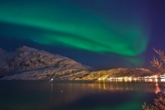 Aurora boreal en un fiordo noruego cerca del pueblo de Ersfjordbotn